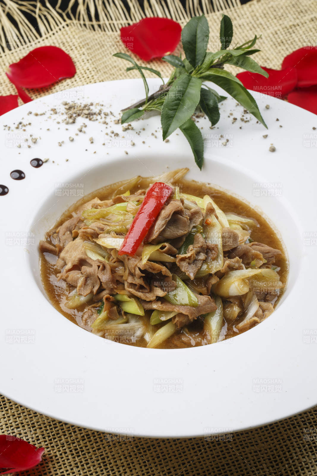 勺型瓷盘装的香辣串串虾图片