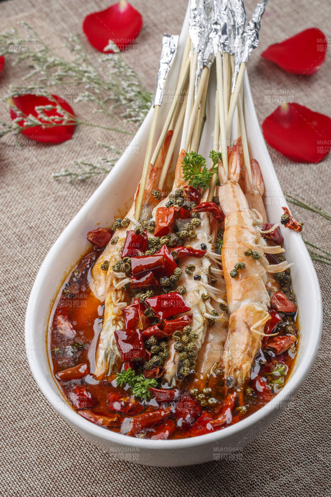 勺型瓷盘装的香辣串串虾图片