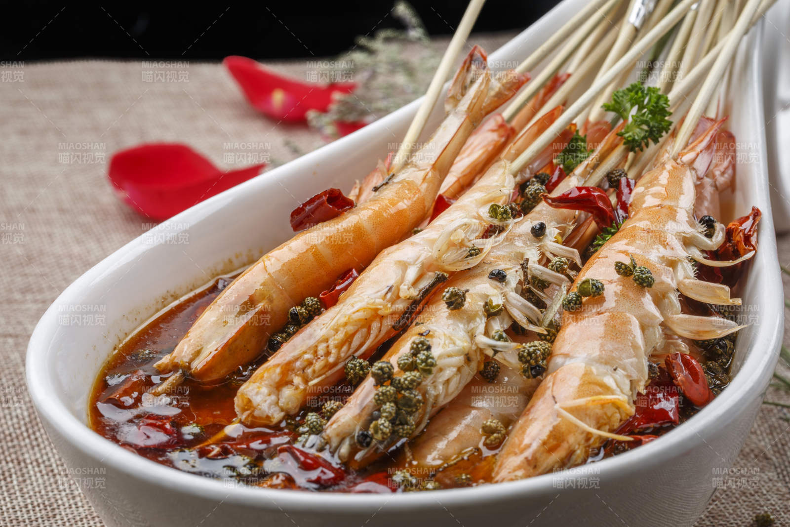 白色圆形瓷盘装的红烧香菇炖猪手猪蹄图片