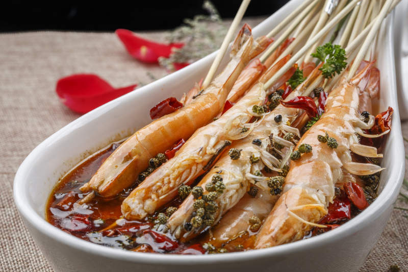 白色圆形瓷盘装的红烧香菇炖猪手猪蹄图片