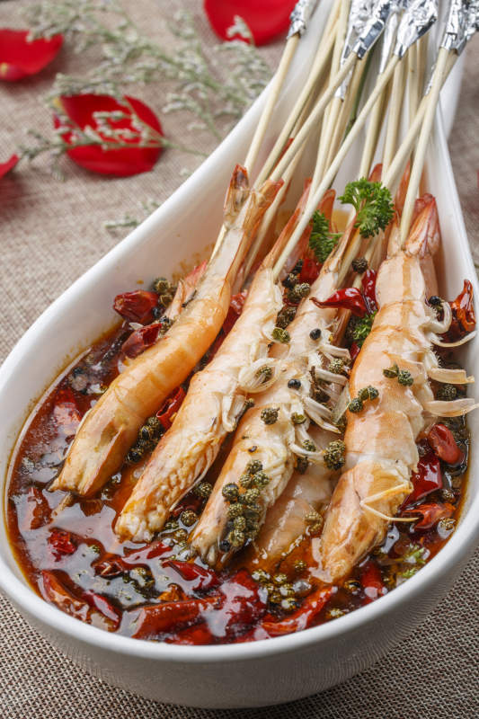 白色圆形瓷盘装的红烧香菇炖猪手猪蹄图片