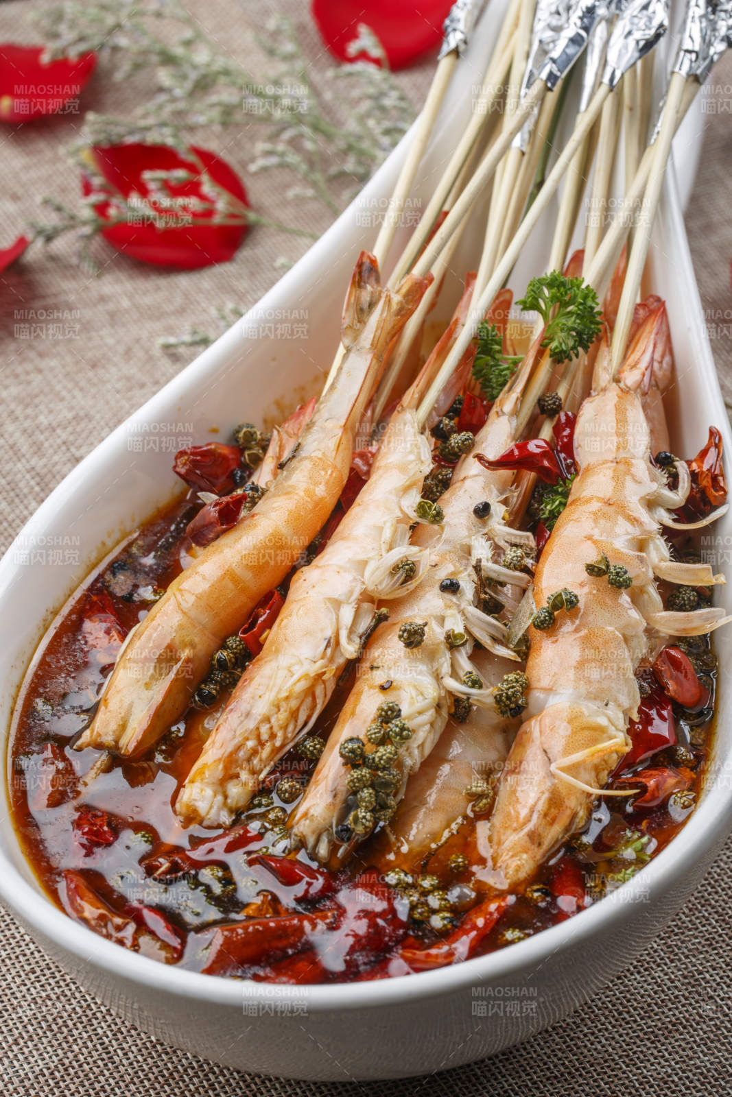 白色圆形瓷盘装的红烧香菇炖猪手猪蹄图片