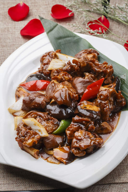 白色长方形瓷盘装酱香吮指小排骨图片