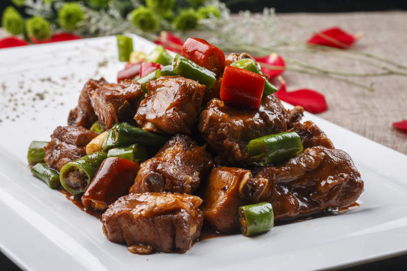 白色长方形瓷盘装酱香吮指小排骨图片