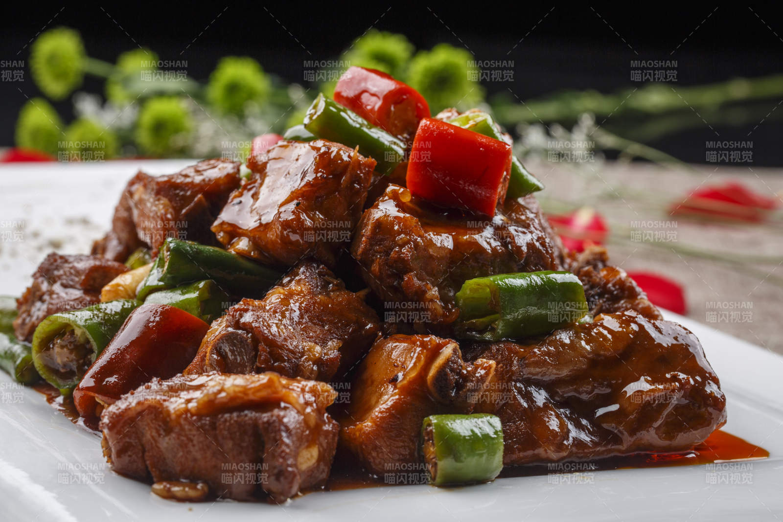 白色长方形瓷盘装的香酥锅包肉图片