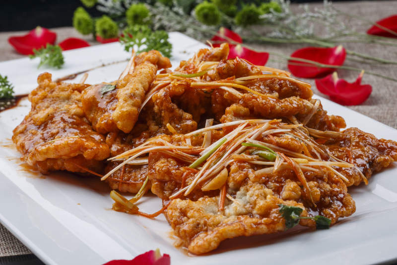 白色长方形瓷盘装的香酥锅包肉图片