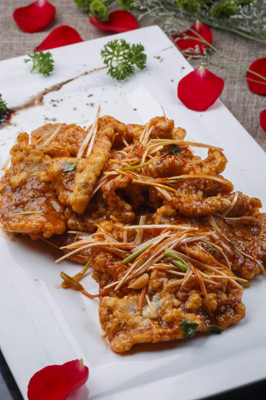 白色长方形瓷盘装的香酥锅包肉图片