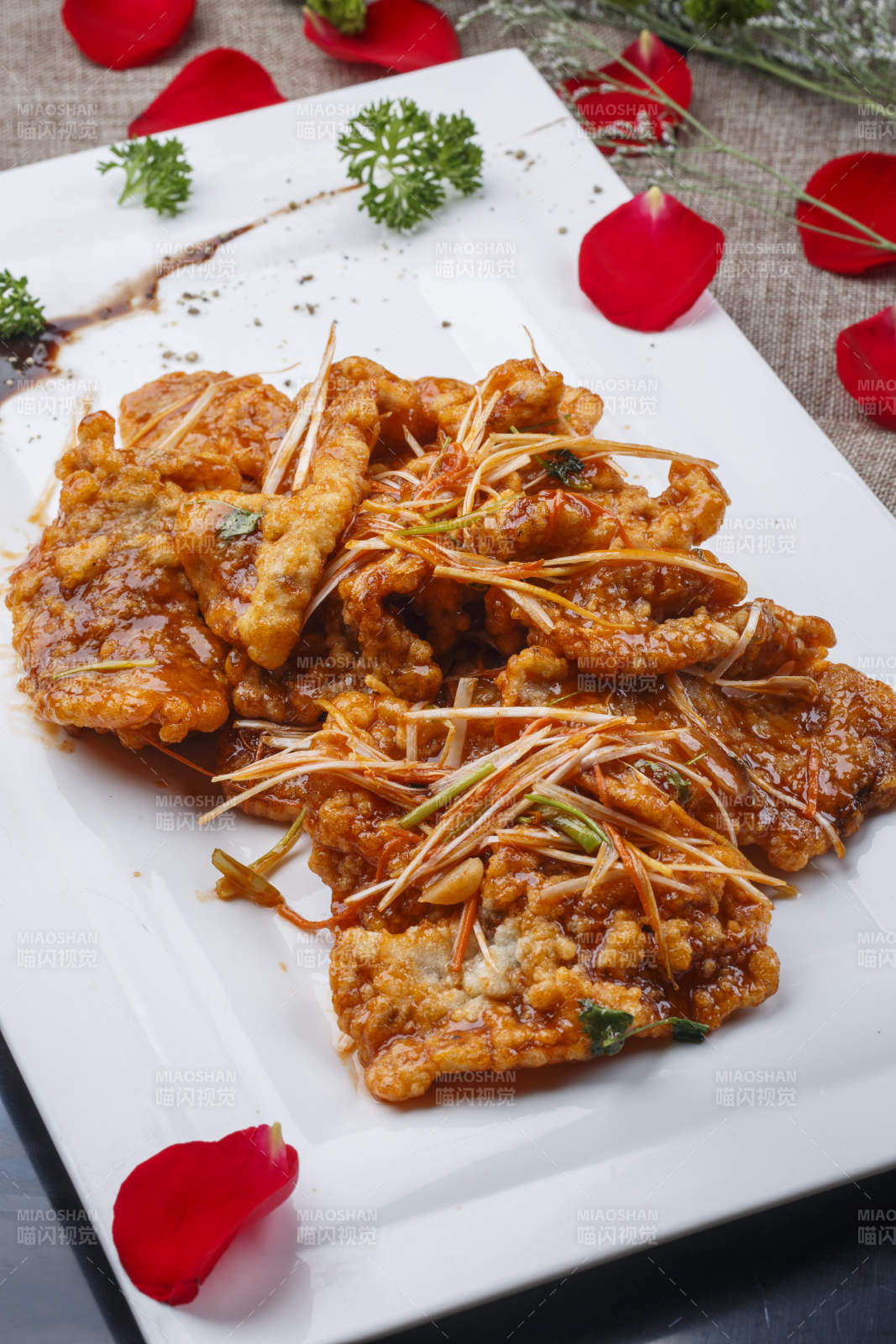 白色长方形瓷盘装的香酥锅包肉图片