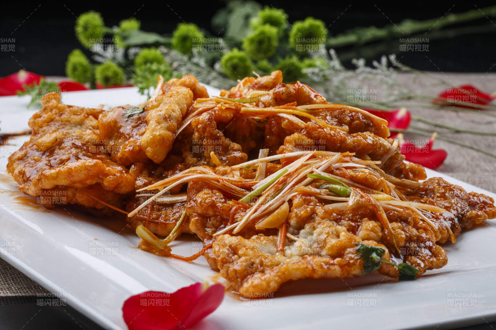 白色圆形瓷盘装的凉拌辣牛舌图片