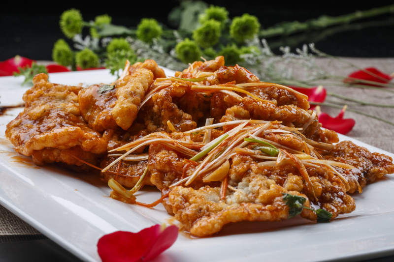 白色圆形瓷盘装的凉拌辣牛舌图片