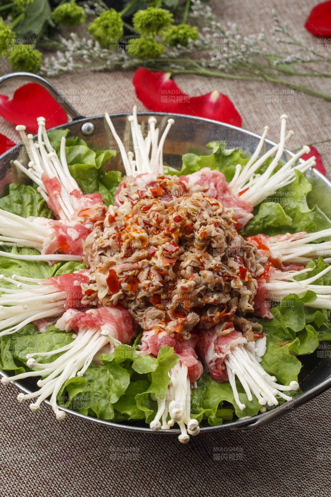 不锈钢铁锅装的锅仔金针菇香辣肥牛图片