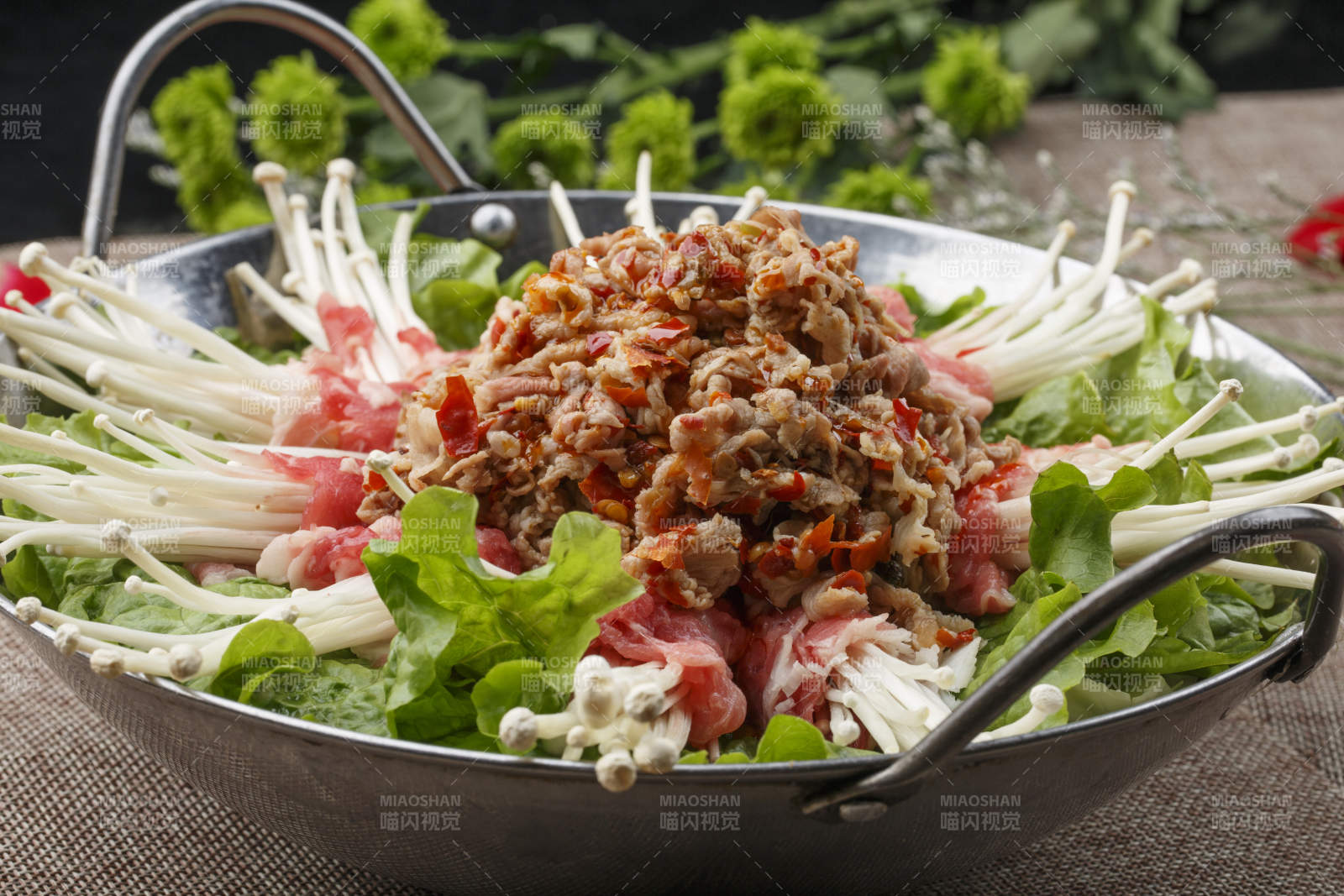 不锈钢铁锅装的锅仔金针菇香辣肥牛图片