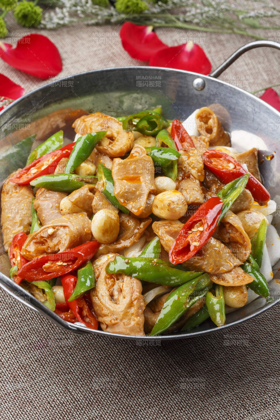 不锈钢铁锅装的锅仔青椒蒜香肥肠图片