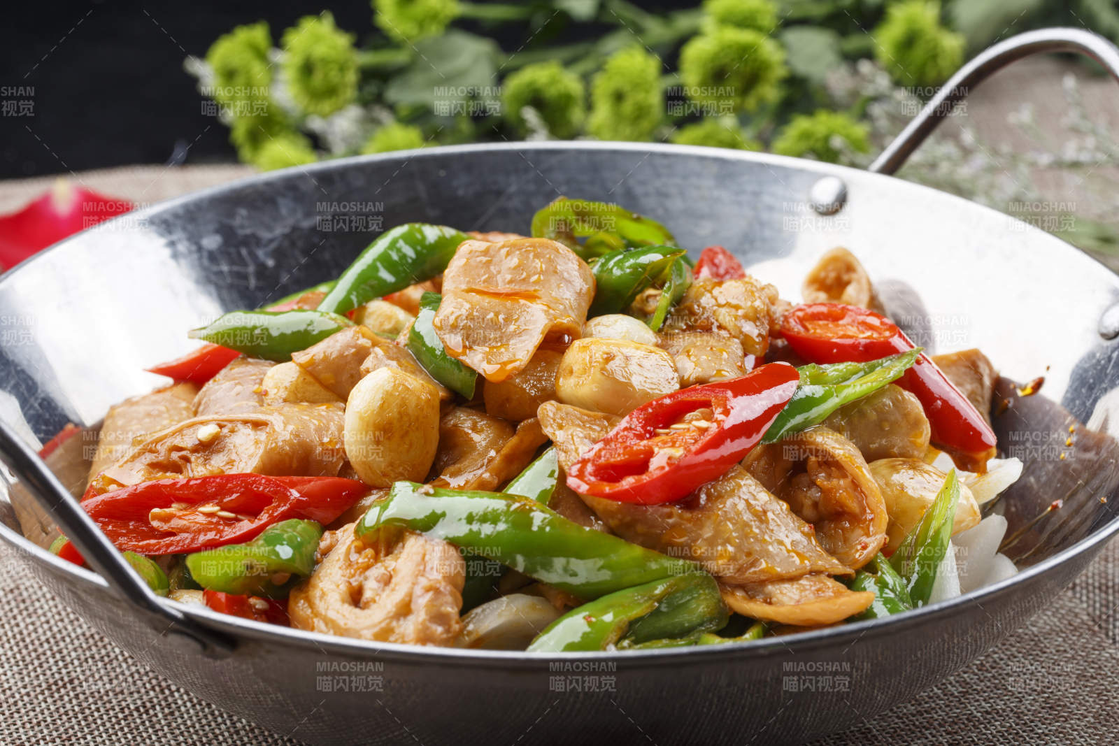 不锈钢铁锅装的锅仔青椒蒜香肥肠图片