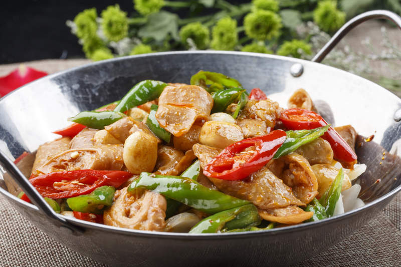 不锈钢铁锅装的锅仔青椒蒜香肥肠图片