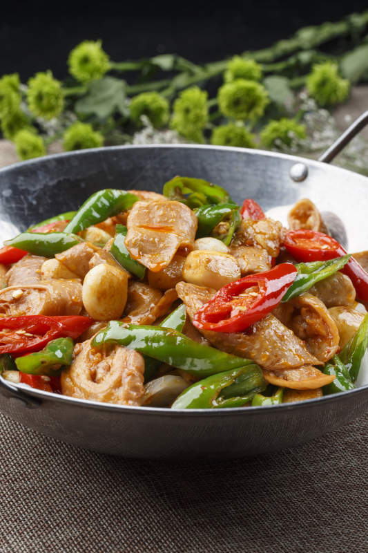 不锈钢铁锅装的锅仔青椒蒜香肥肠图片