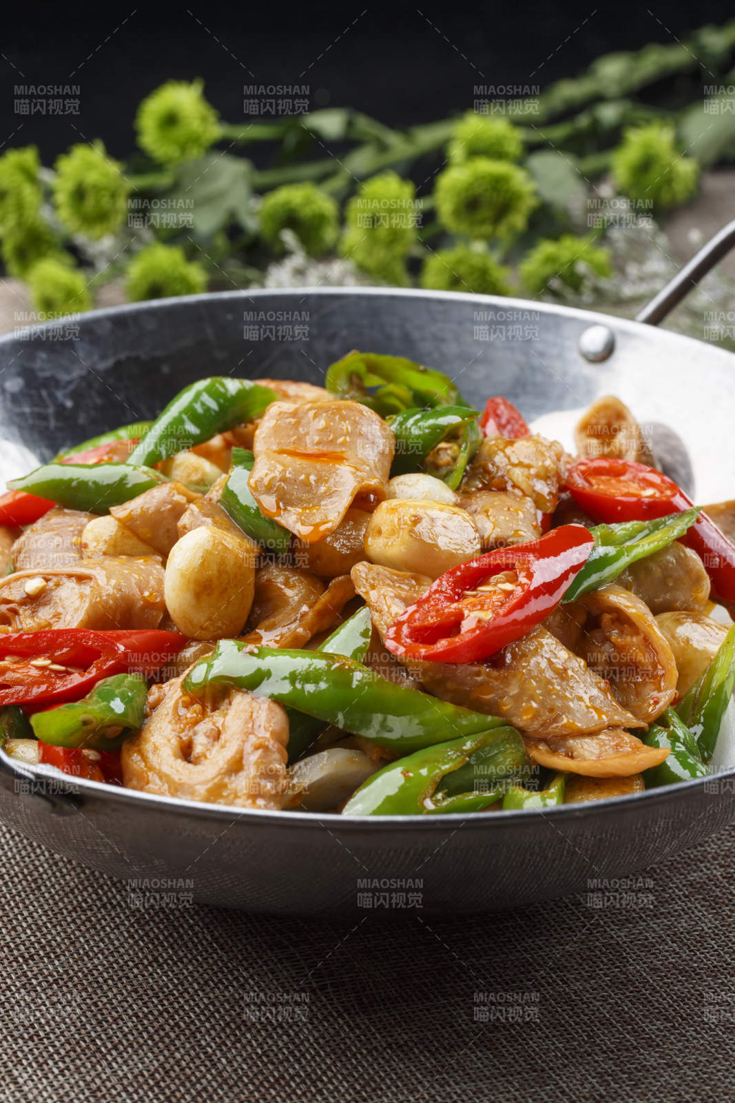 不锈钢铁锅装的锅仔青椒蒜香肥肠图片