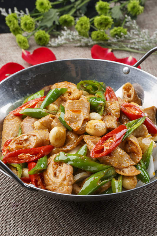 白色长方形瓷盘装的五花肉小炒山珍菌图片