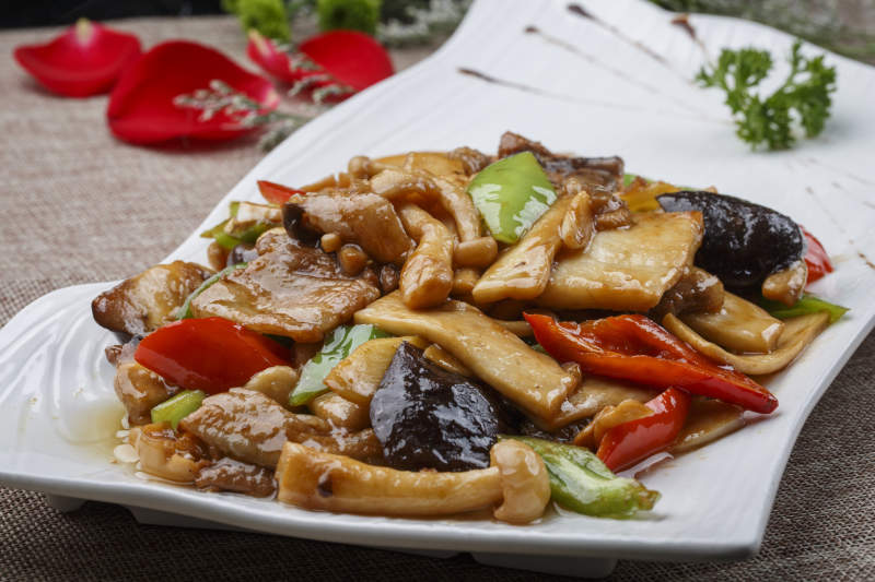 白色长方形瓷盘装的五花肉小炒山珍菌图片