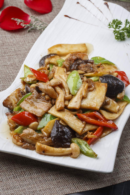 白色长方形瓷盘装的五花肉小炒山珍菌图片