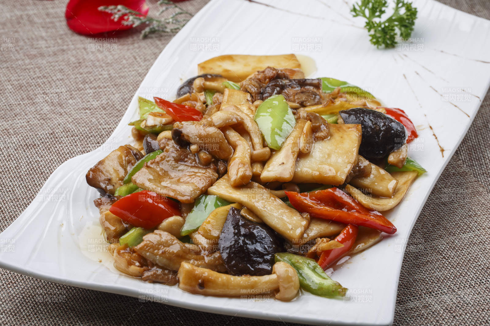 黑色砂锅装的锡纸砂锅煨猪尾图片