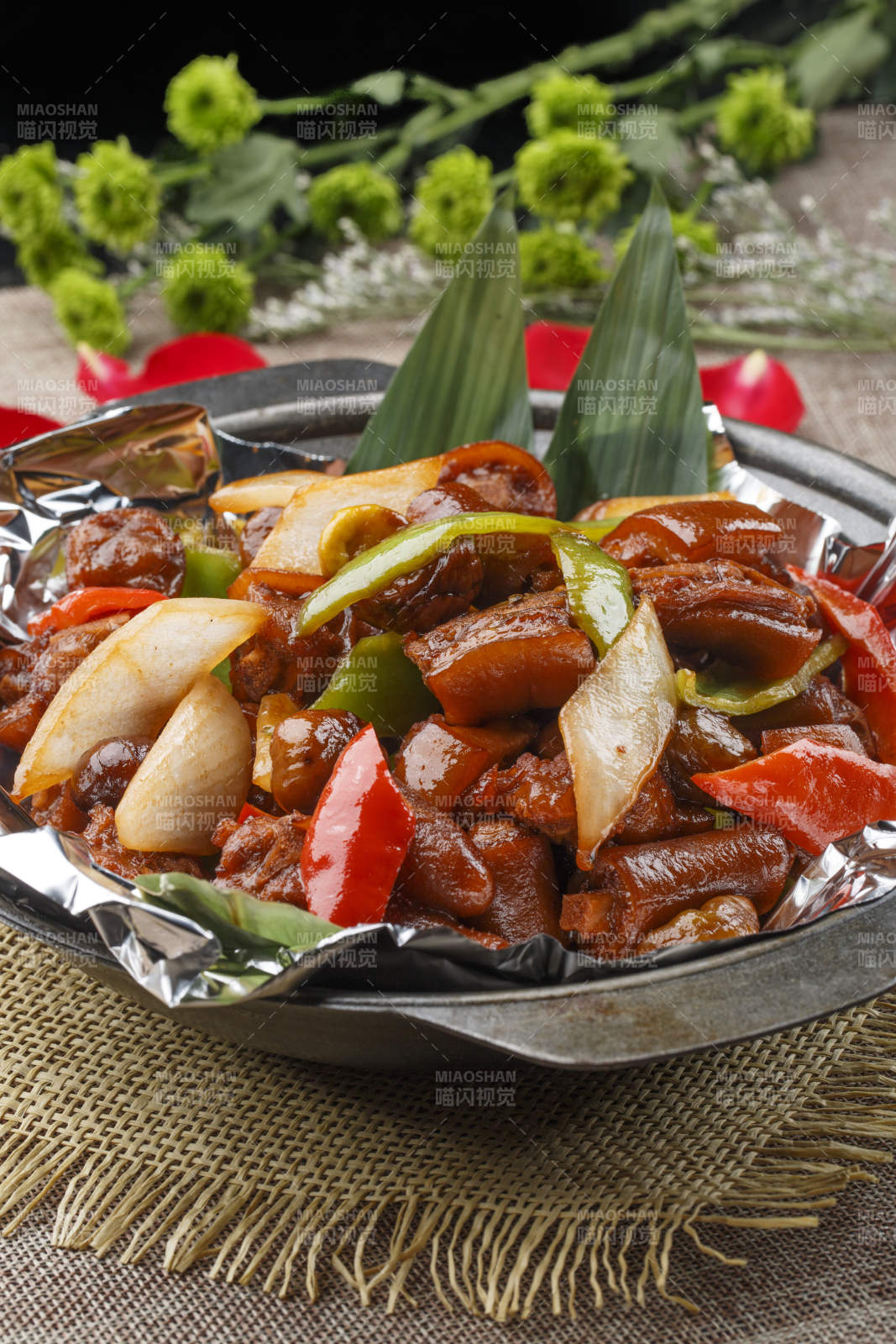 黑色砂锅装的锡纸砂锅煨猪尾图片