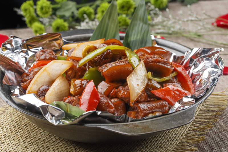 黑色砂锅装的锡纸砂锅煨猪尾图片