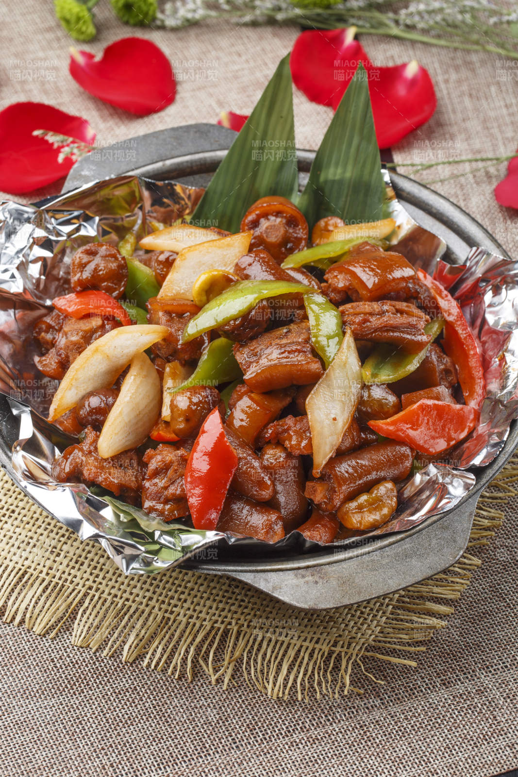 心形白色瓷汤盆装的酥肉卤豆泡图片