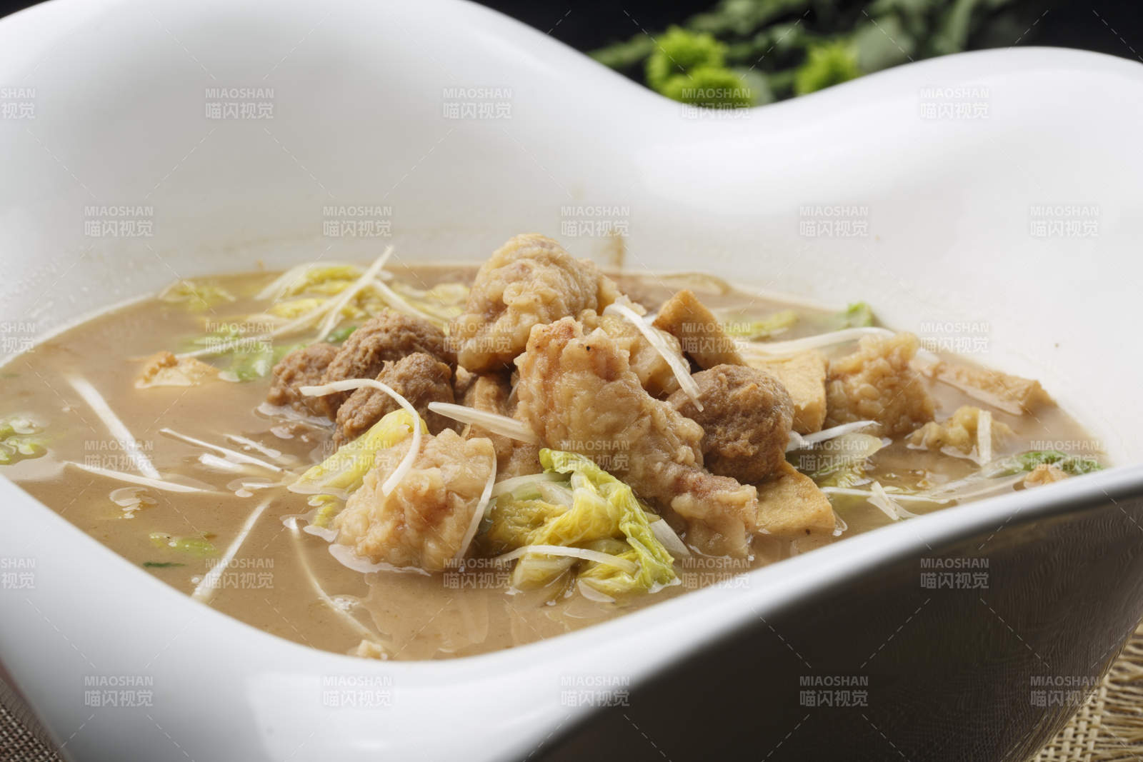 白色椭圆瓷盘装的蒜蓉油炸开背大明虾图片