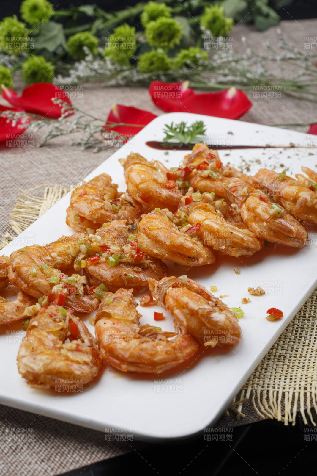 白色椭圆瓷盘装的蒜蓉油炸开背大明虾图片