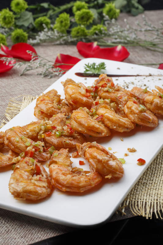 白色椭圆瓷盘装的蒜蓉油炸开背大明虾图片