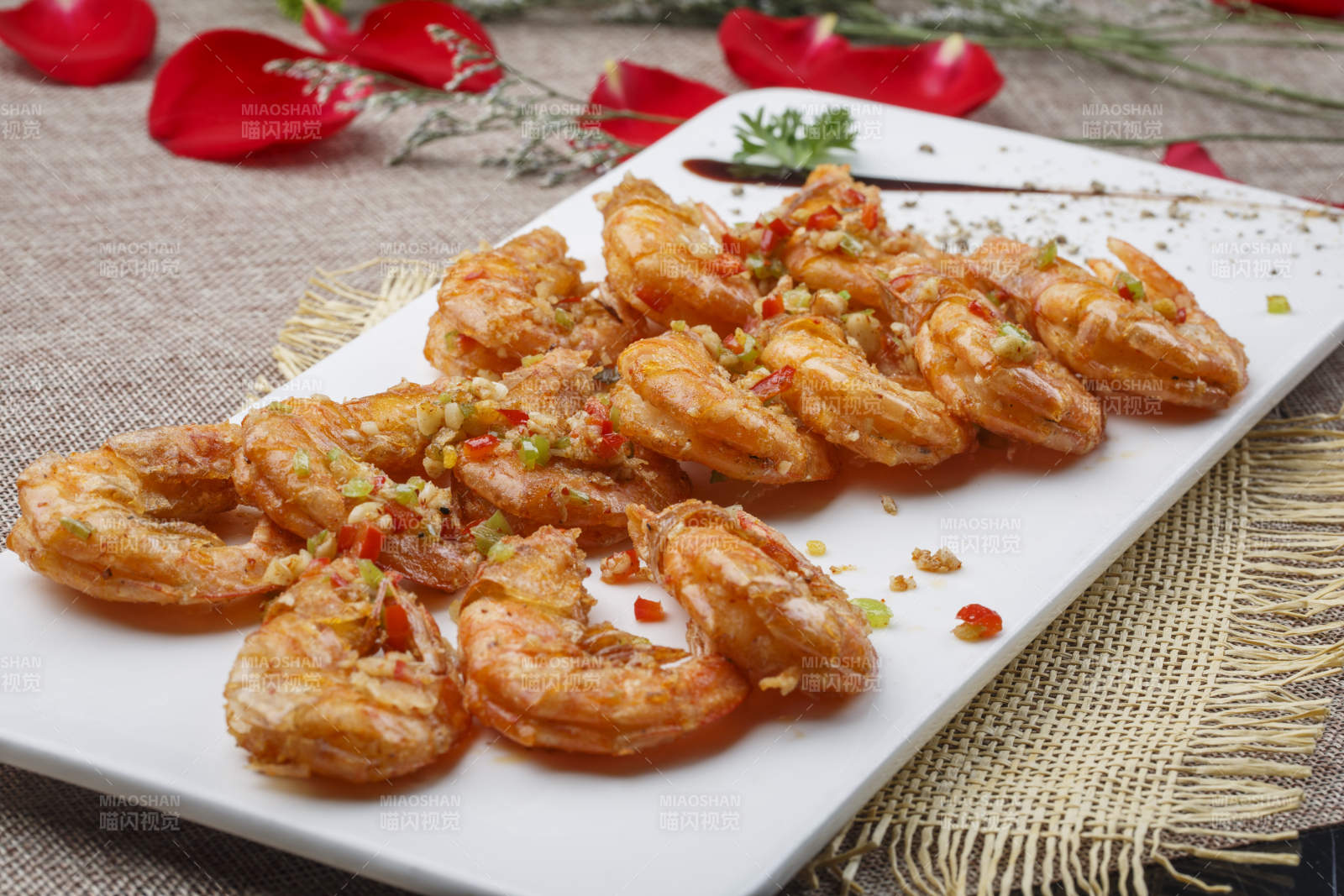 白色椭圆瓷盘装的蒜蓉油炸开背大明虾图片