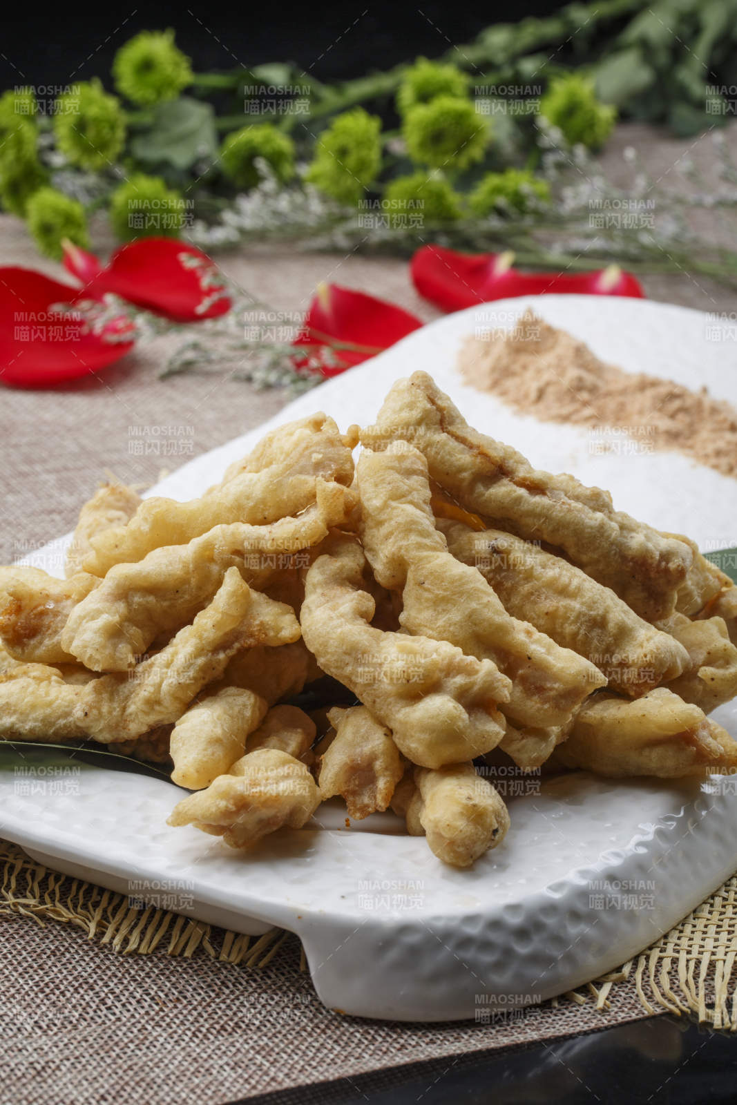 白色椭圆瓷盘装的香炸海鲜磨图片