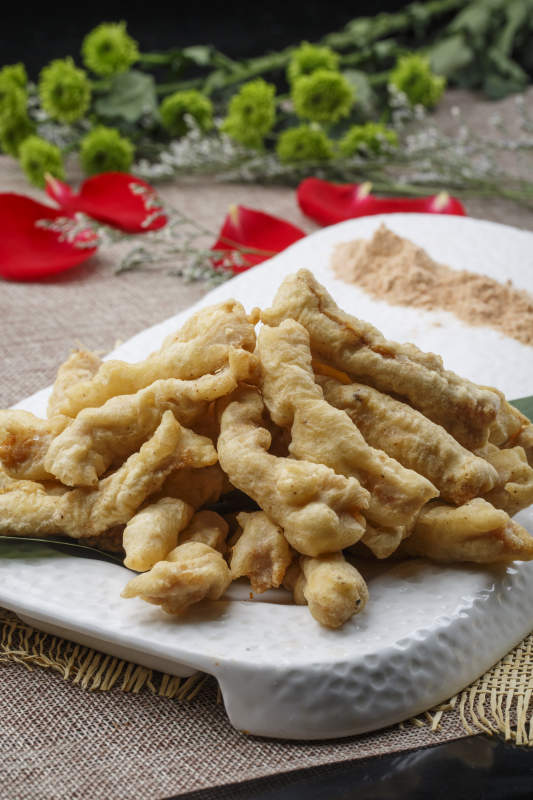 白色椭圆瓷盘装的香炸海鲜磨图片