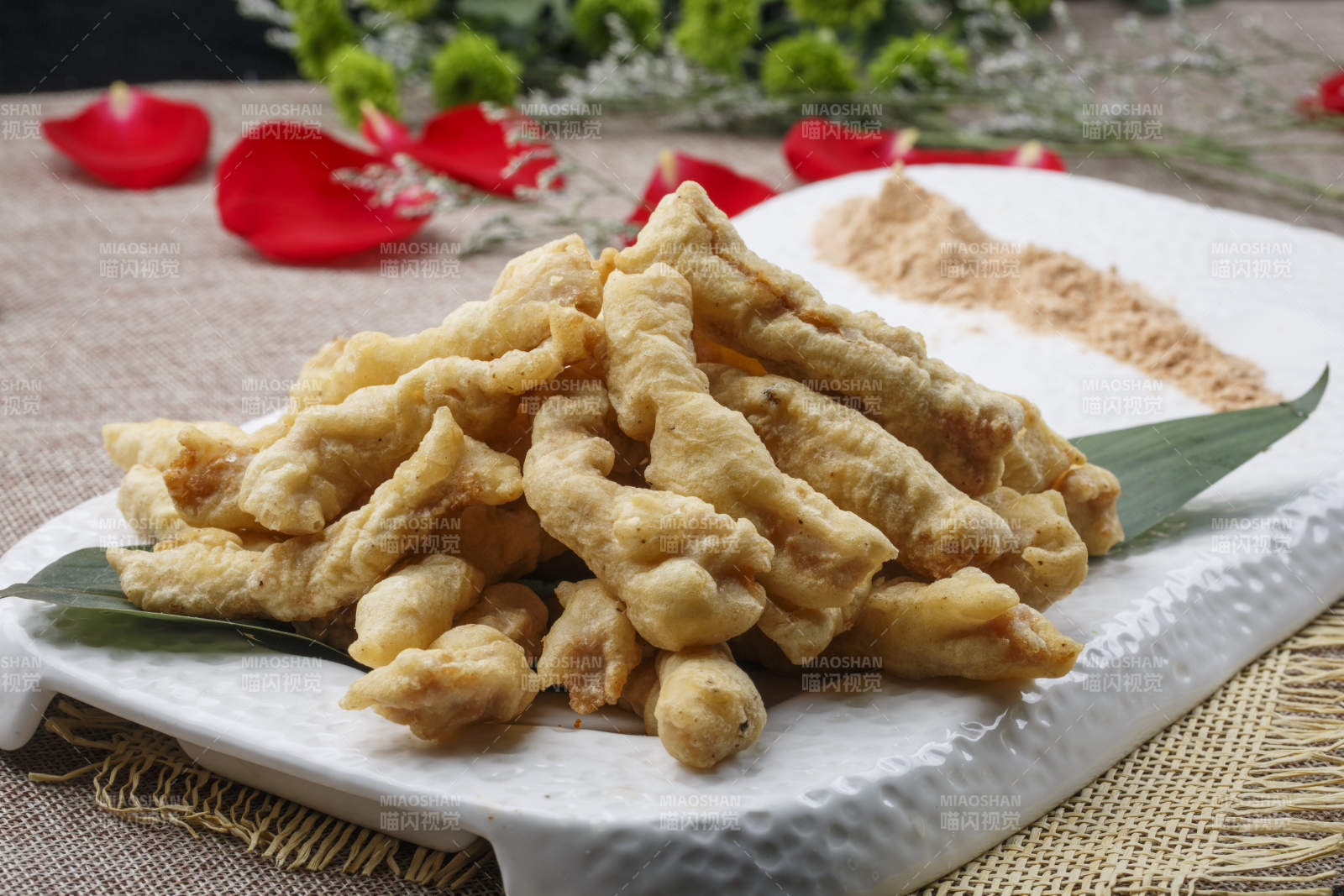 白色椭圆瓷盘装的香炸海鲜磨图片