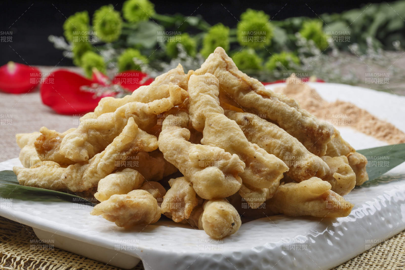 白色瓷汤盆装的香辣肥牛煮海肠图片