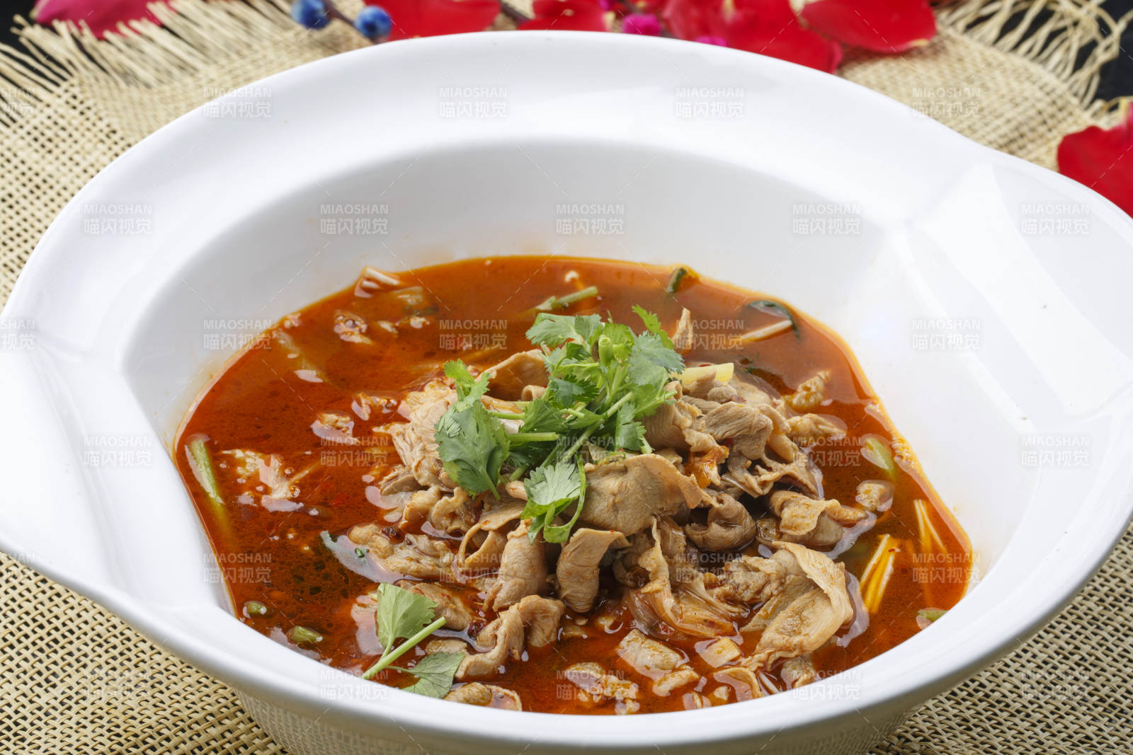 白色瓷汤盆装的香辣肥牛煮海肠图片