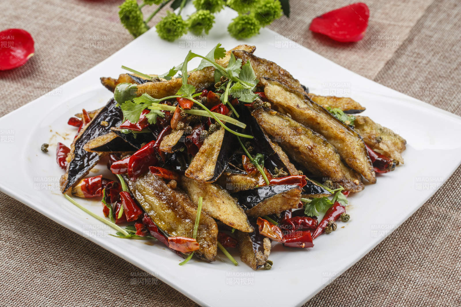 白色方瓷盘装的香辣风味油炸茄子图片