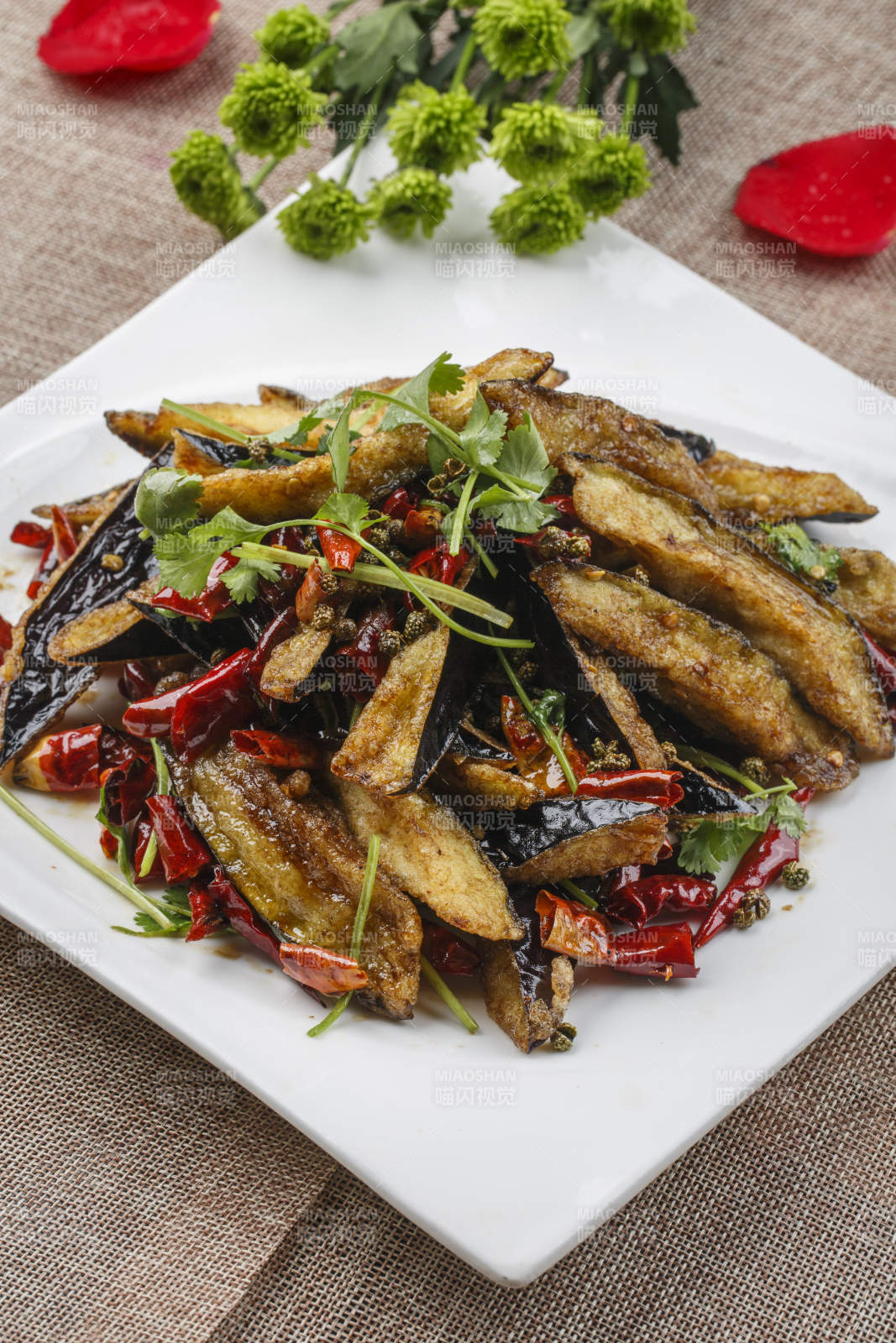 白色方瓷盘装的香辣风味油炸茄子图片