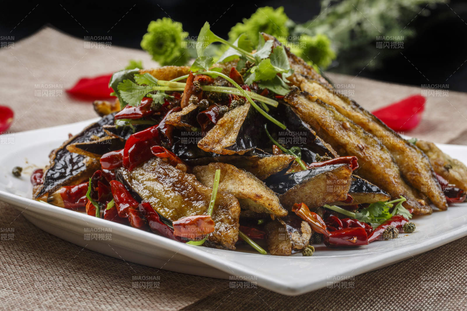 白色方瓷盘装的香辣风味油炸茄子图片