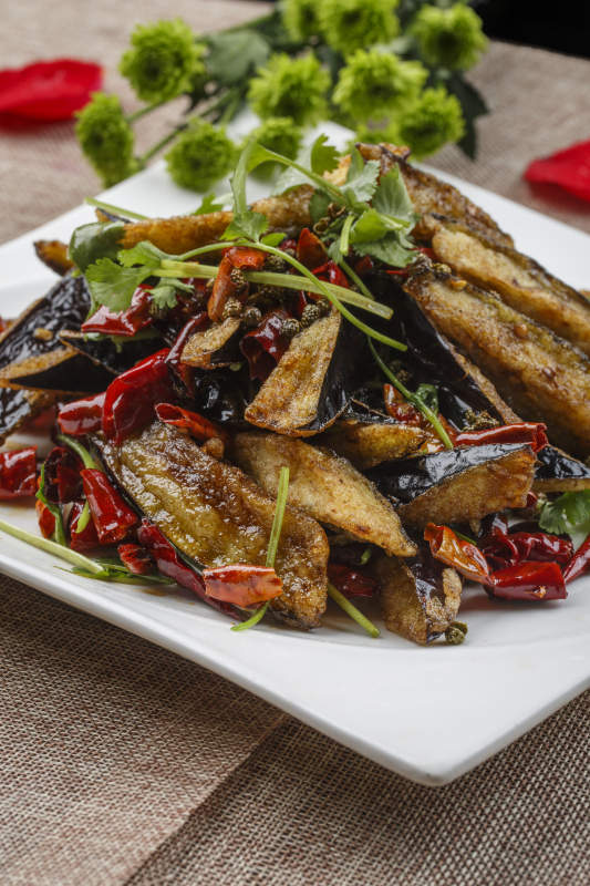 白色方瓷盘装的腰果西芹炒百合图片