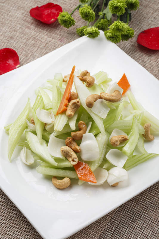 白色方瓷盘装的腰果西芹炒百合图片