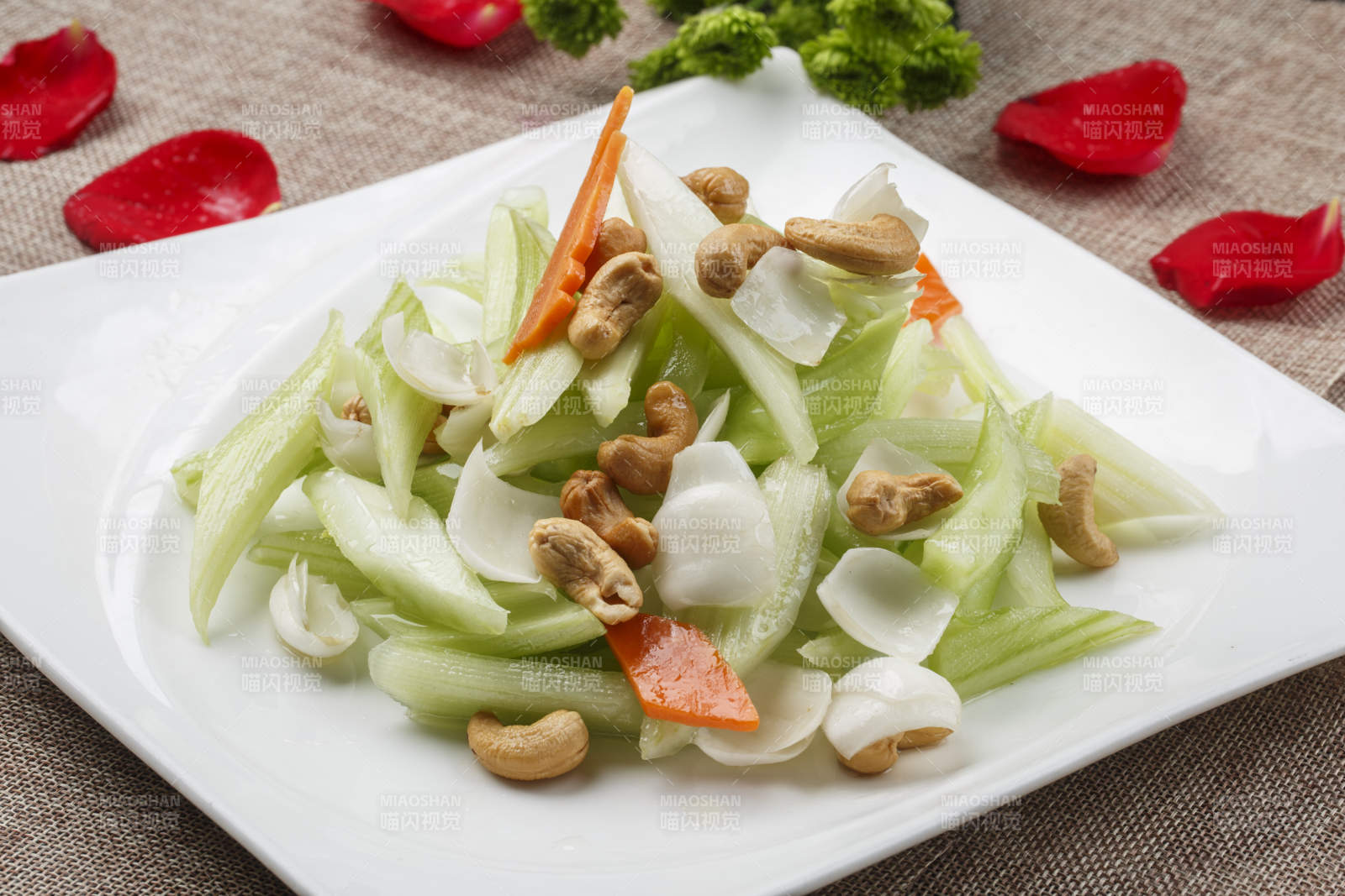 白色方瓷盘装的腰果西芹炒百合图片