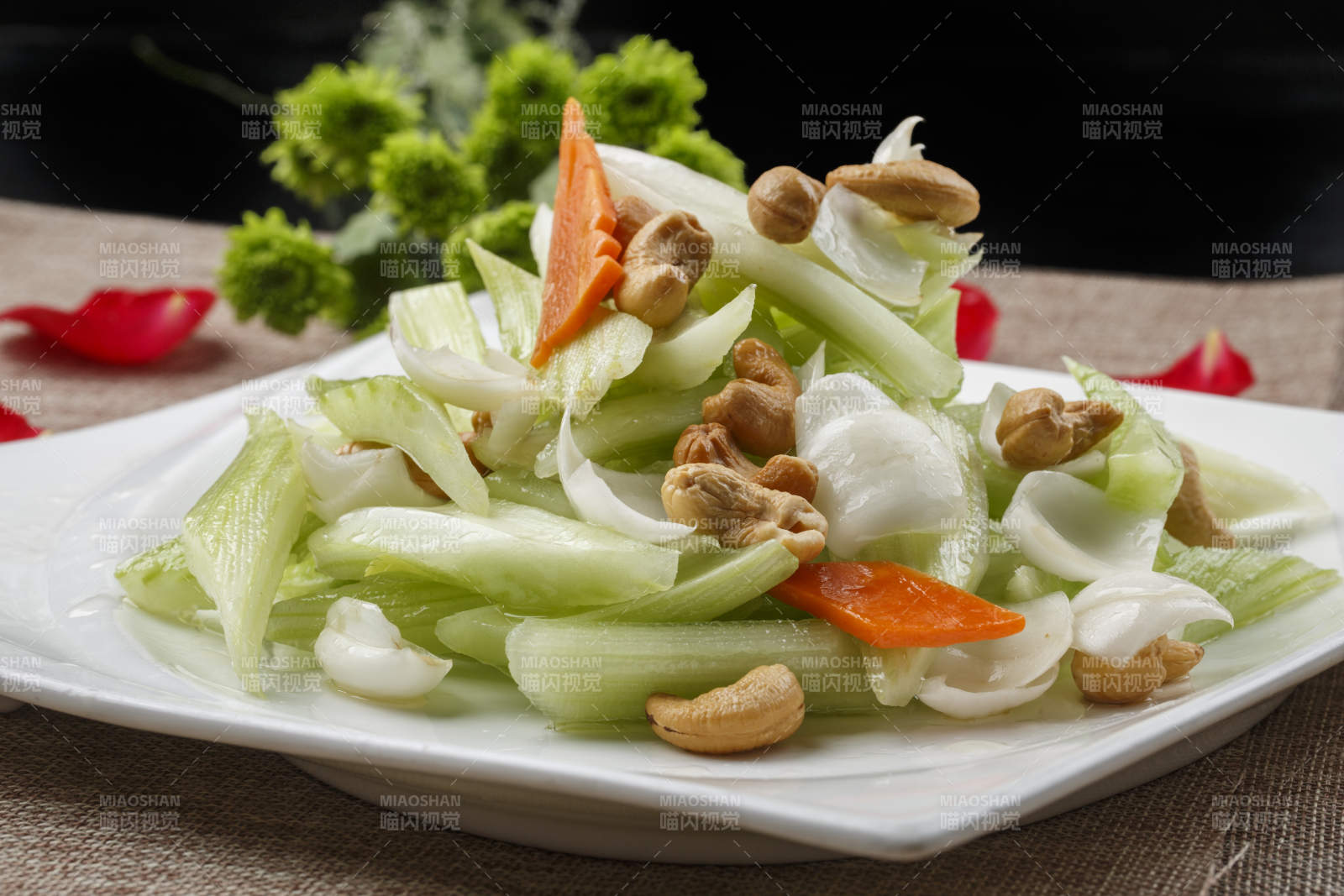白色方瓷盘装的腰果西芹炒百合图片