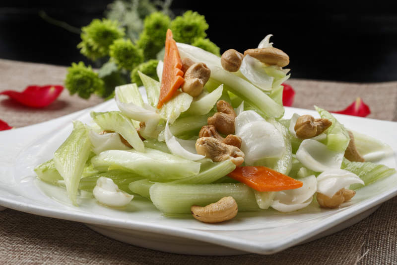 白色方瓷盘装的腰果西芹炒百合图片