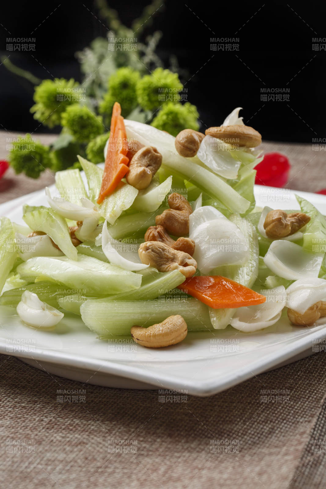 白色瓷盘装的香辣蘸汁牛瓜条图片