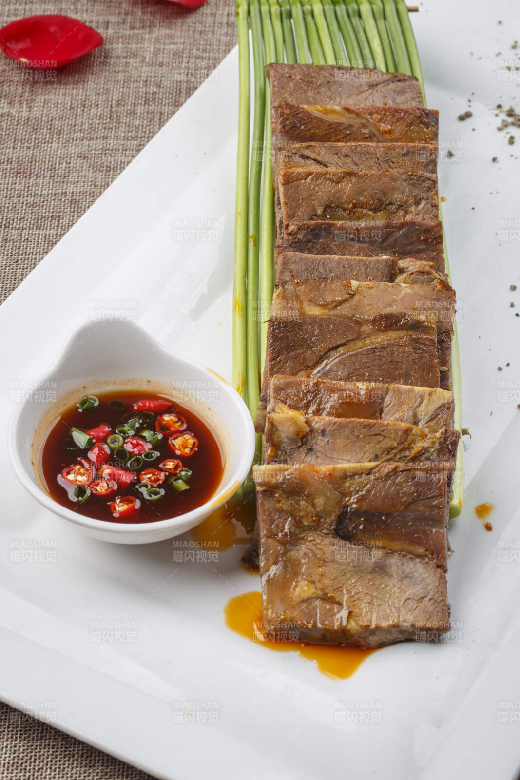 白色瓷盘装的香辣蘸汁牛瓜条图片