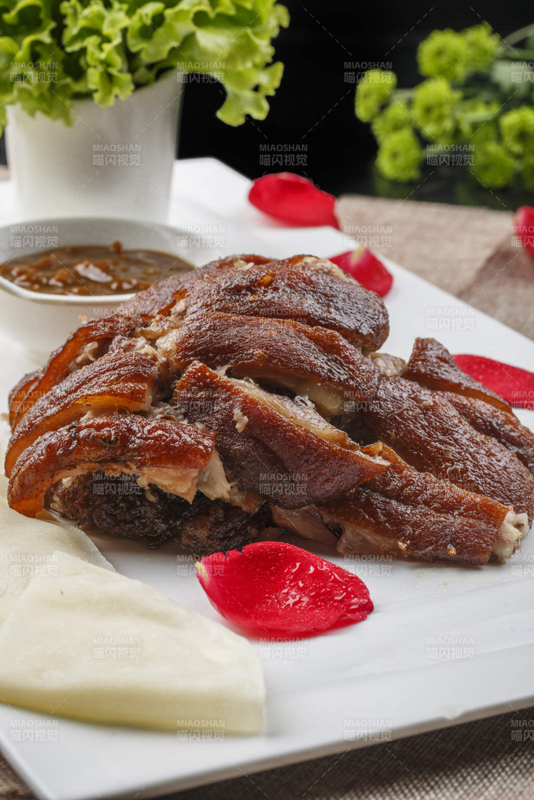 白色瓷盘装的薄饼酱肘子图片