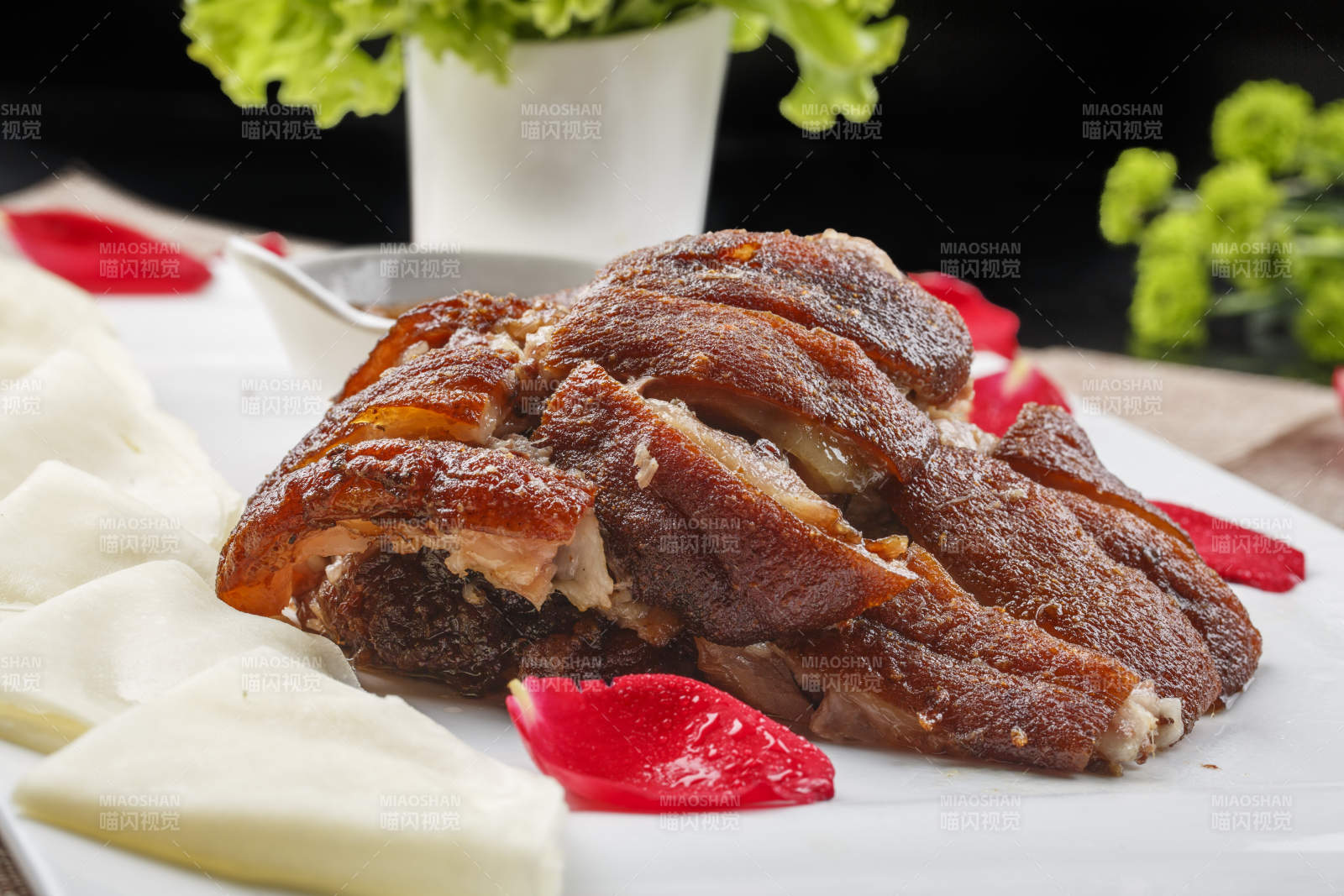 白色圆瓷盘装的秋葵带子肉图片