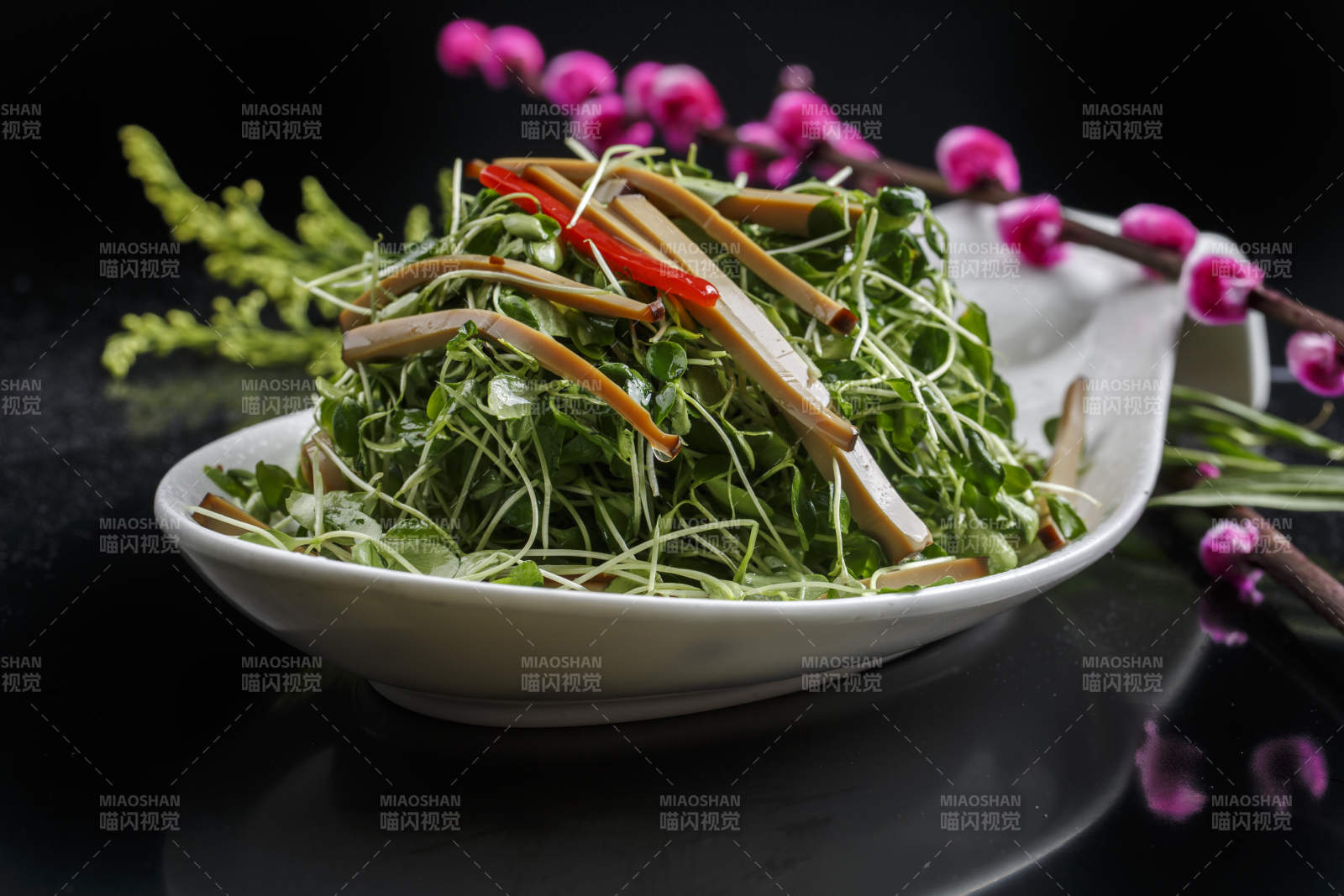 香椿苗拌烟熏豆腐干图片